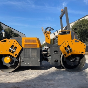 座驾压路机ST7000